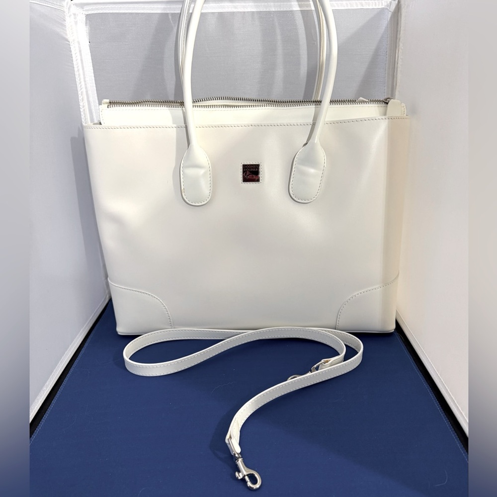 NWOT Dooney and Bourke handbag.